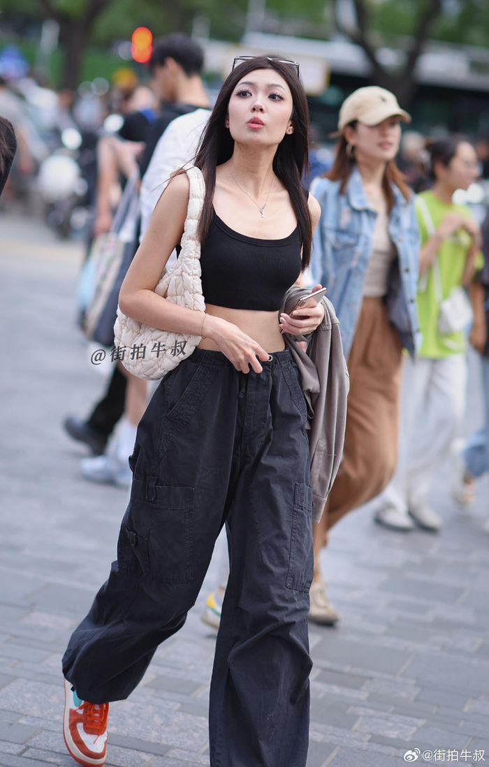 美女穿着健美的运动背心出街