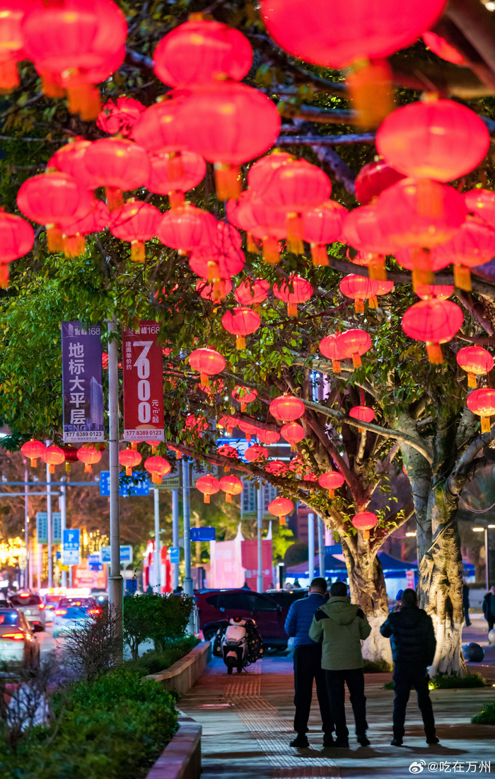 春节临近,万州区各商圈,广场,公园,滨江路……