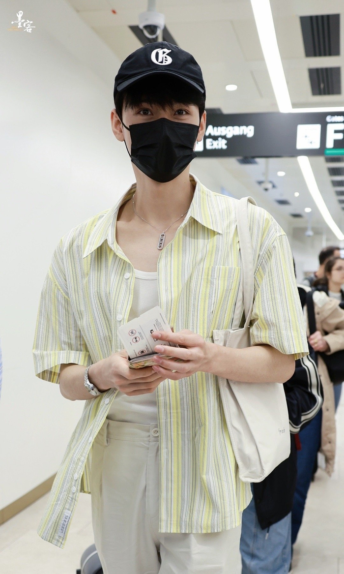 龚俊今日份机场穿搭,状态怎么样?