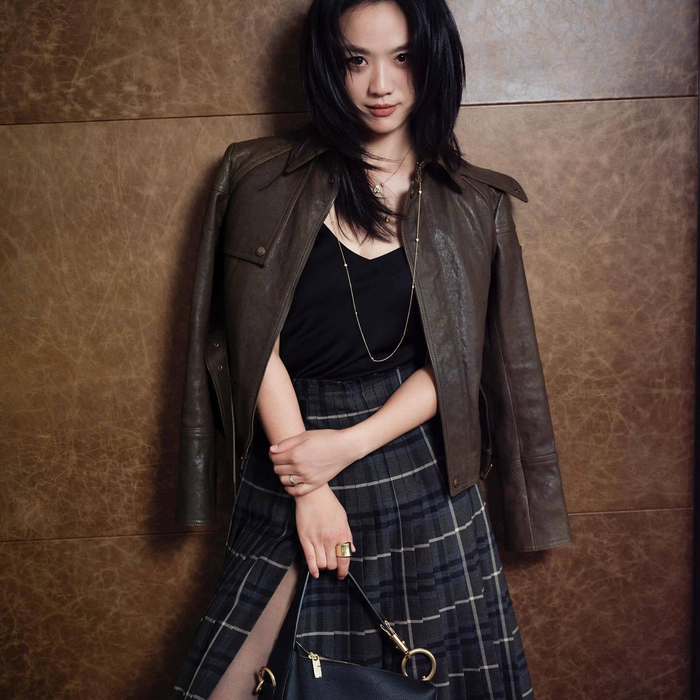 自如的松弛的 94 汤唯今日参加burberry活动造型