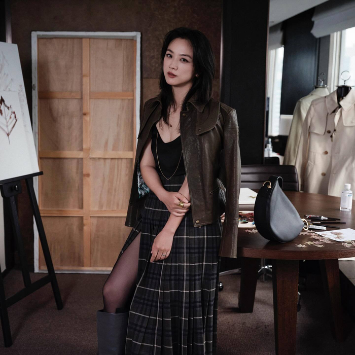自如的松弛的 94 汤唯今日参加burberry活动造型