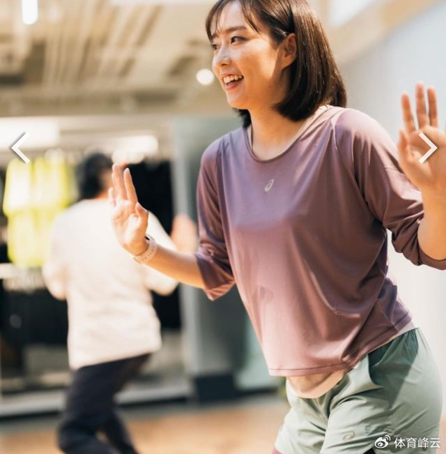 石川佳纯公开体验伸展运动的照片,从颜值到身材一览无余