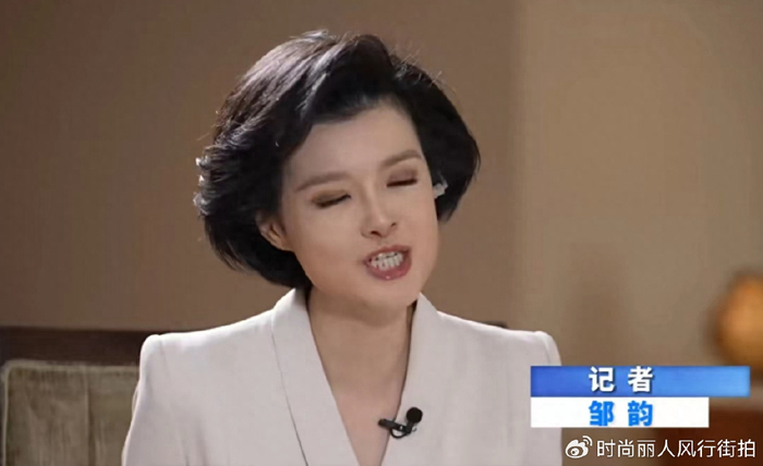 邹韵采访穿搭堪称职场天花板,好有借鉴性作为采访主持人,邹韵的服装真