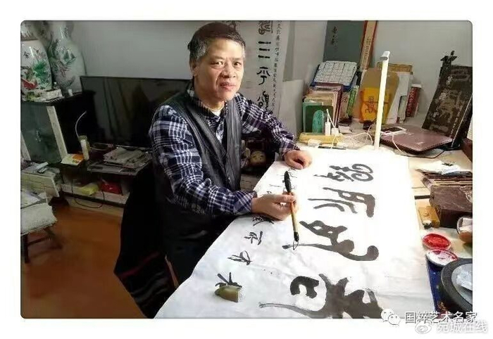 艺术简介肖中华,号:江城散人,1959年出生于武汉,毕业于广州中山大学汉