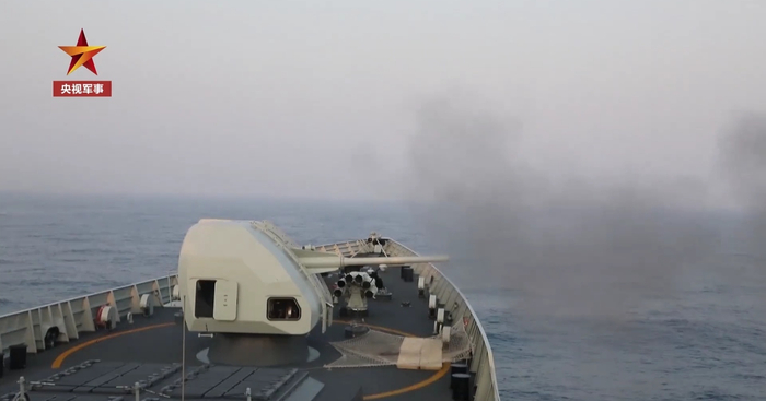 广州舰主炮打击敌岸滩火力点