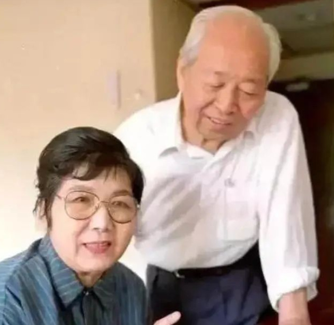 晚年瘫痪的6位明星,都是熟悉的演员,让人惋惜|严顺开|万沙浪|新凤霞