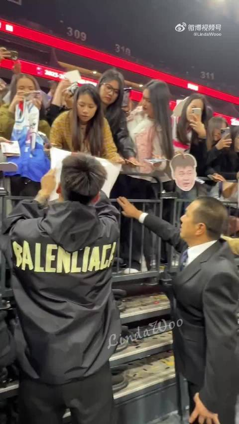 很受欢迎赵睿随队出征客战广州热心给很多女球迷签名