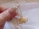 徐良演唱会上女歌迷获赠两条黄金小象项链，总重4.83克，当事人：惊喜又幸运
