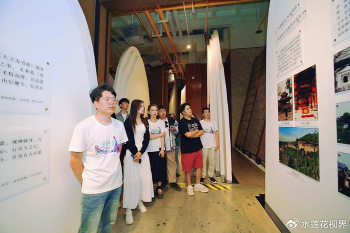 "刚走进铜川市重点ip项目——花月荟街区的大门,大学生旅游体验官们便