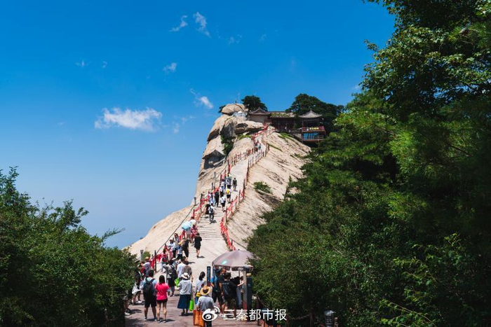 天下第一峰邂逅天下第一雄关