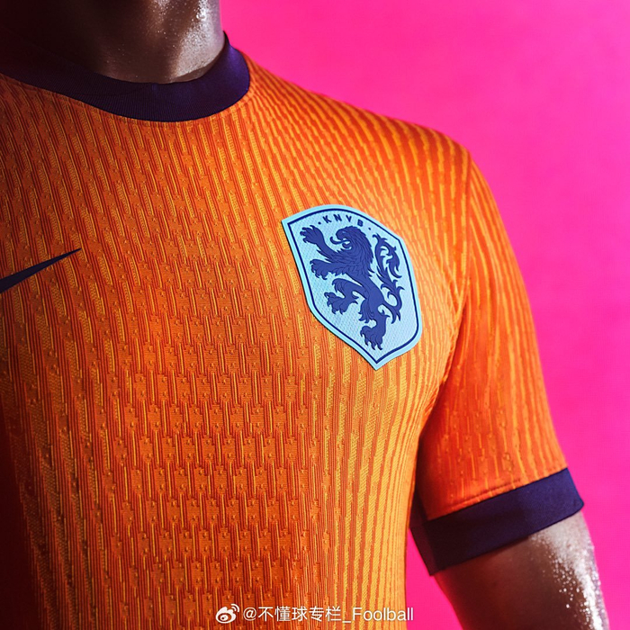 荷兰球衣发布主场球衣后领有一个现代化的皇冠设计