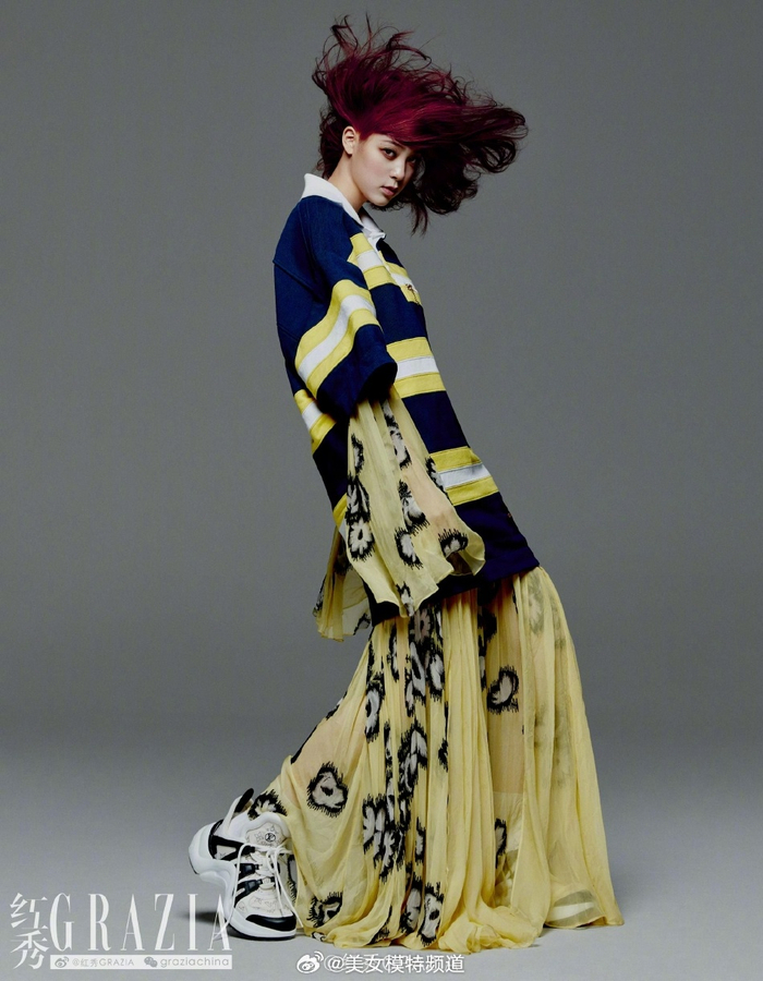 欧阳娜娜红发大片演绎甜酷女孩 皮革裤搭印花领带摩登时髦