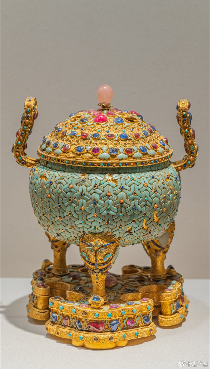 故宫博物院收藏的清代金嵌宝石香炉,由黄金制成,上面镶满了绿松石和