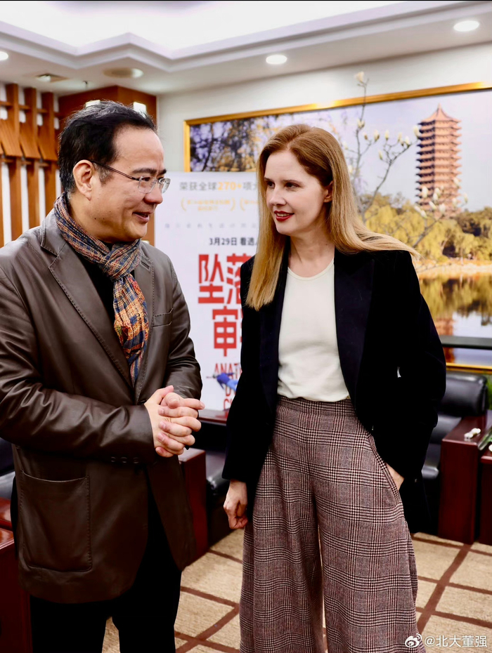 北大董强回应坠落的审判映后争议