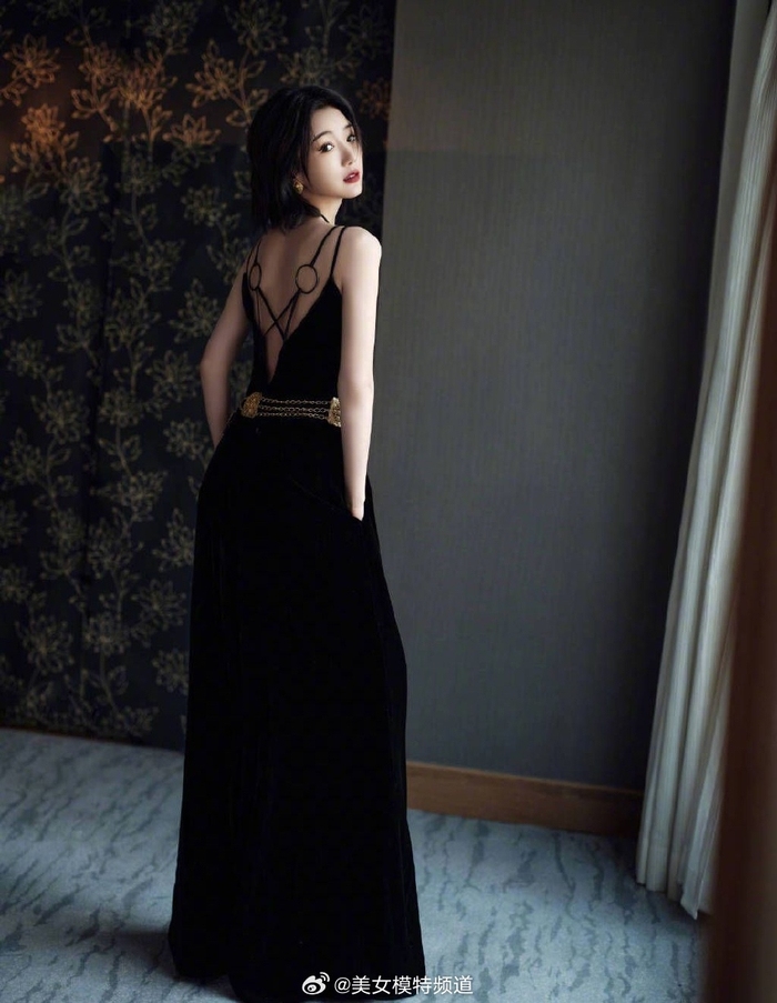 毛晓彤露背工装造型酷飒帅气胸前挂脖蝴蝶结可爱吸睛