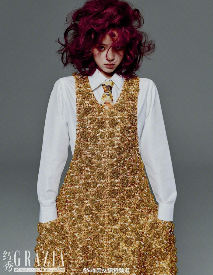 欧阳娜娜红发大片演绎甜酷女孩 皮革裤搭印花领带摩登时髦