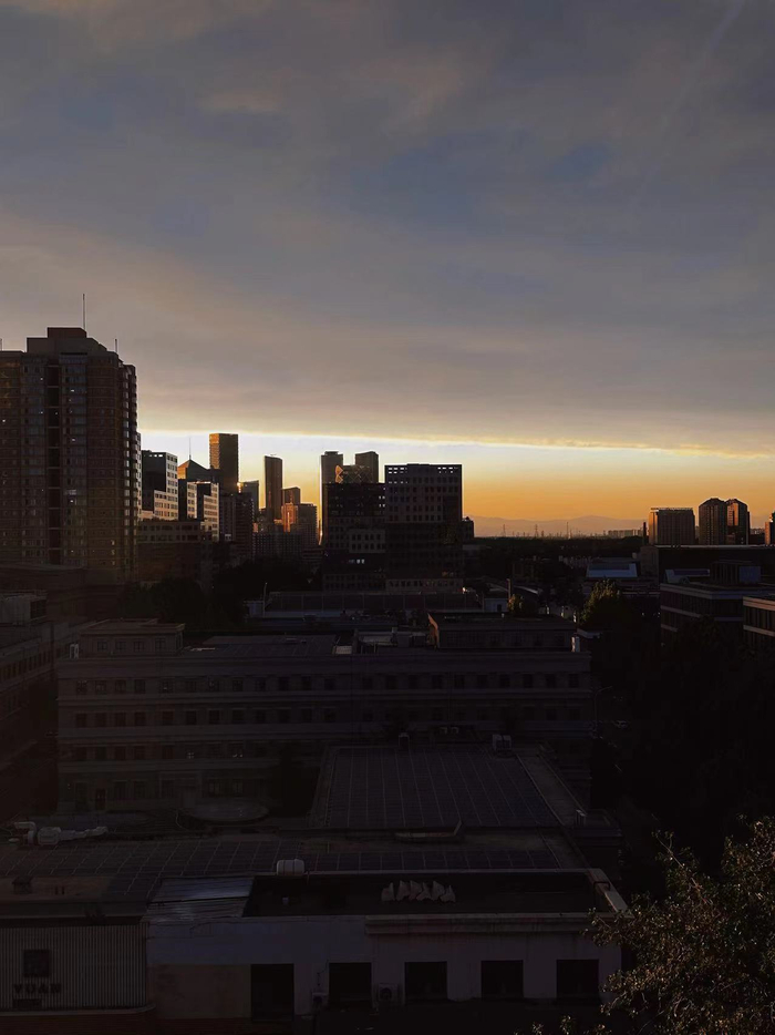 北京的落日跟世界末日似的… n个同事n个手机拍了n种末日