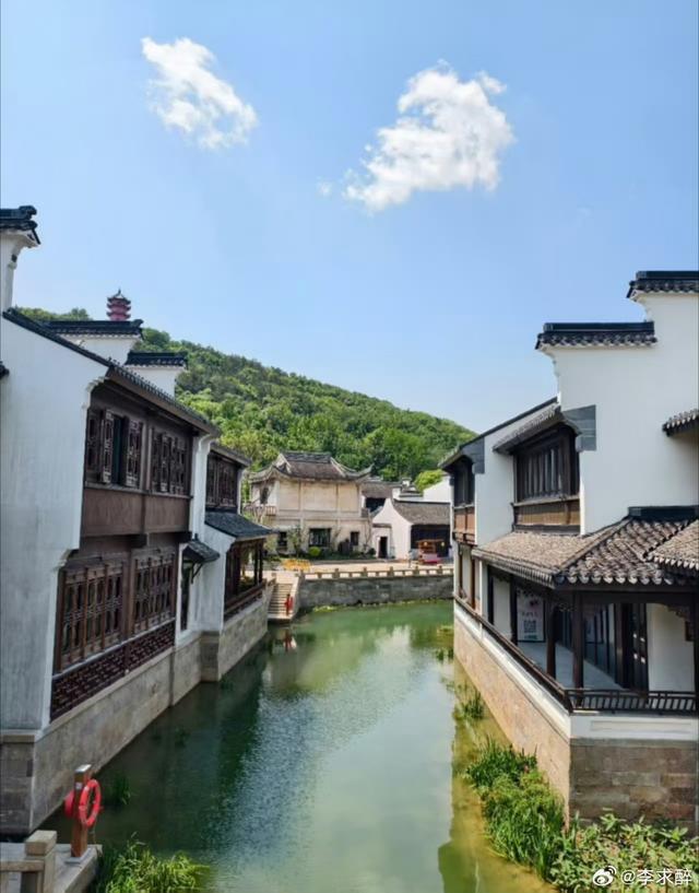 年轻人钟爱古镇青石板古桥出片，东方美学加时尚走秀成新宠