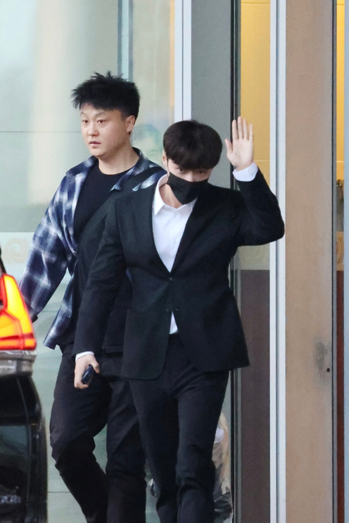 张艺兴今日份机场图西装白衬衫配锅盖头正式又可爱啊