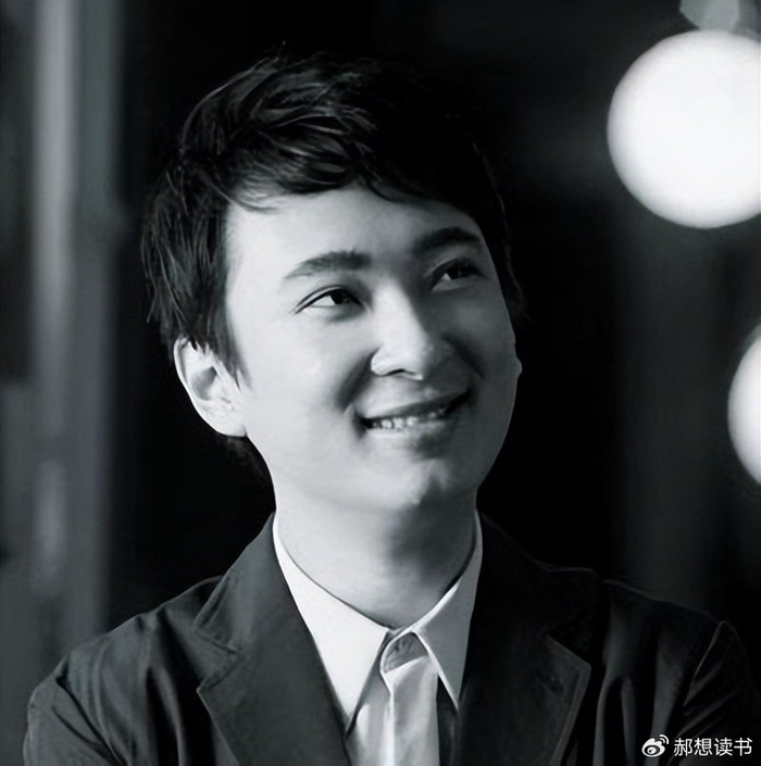 偶尔工作一下,王思聪出席项目签约活动,穿休闲服气场力压西装党