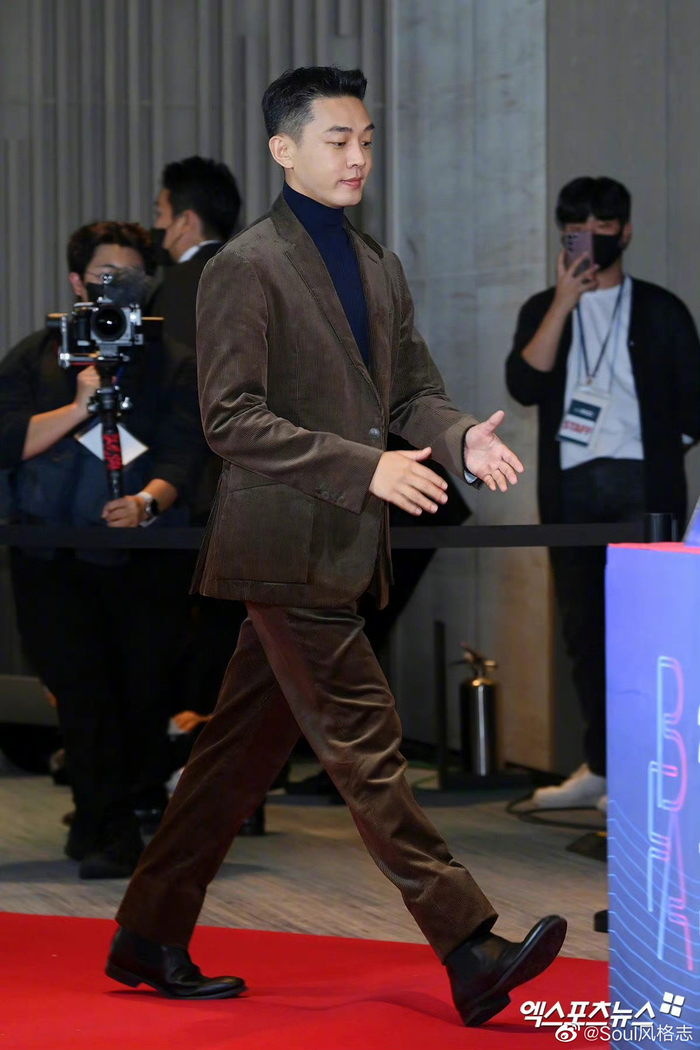 出席第31届釜日电影奖的刘亚仁 一身棕色系西装套装尽显帅气!