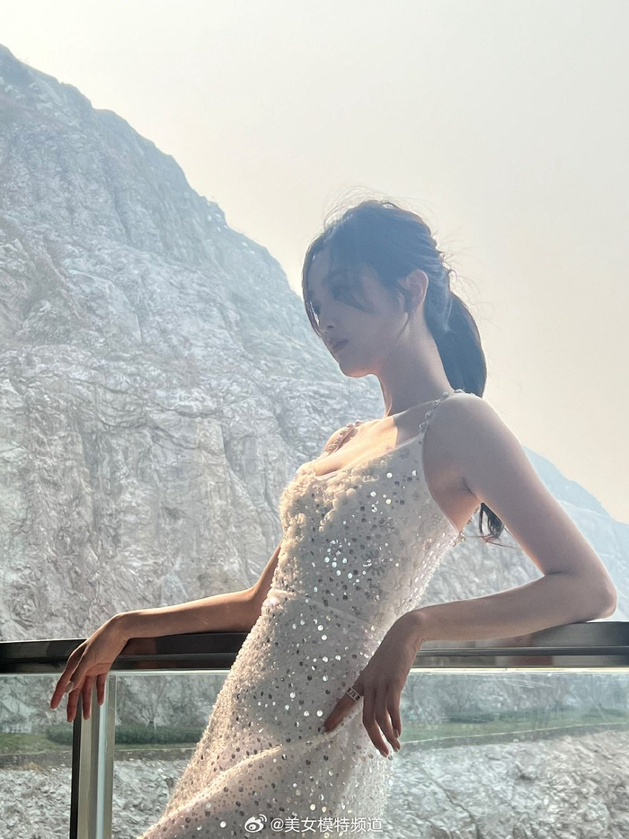 吴宣仪分享活动造型美照白色亮片吊带裙秀身材曲线