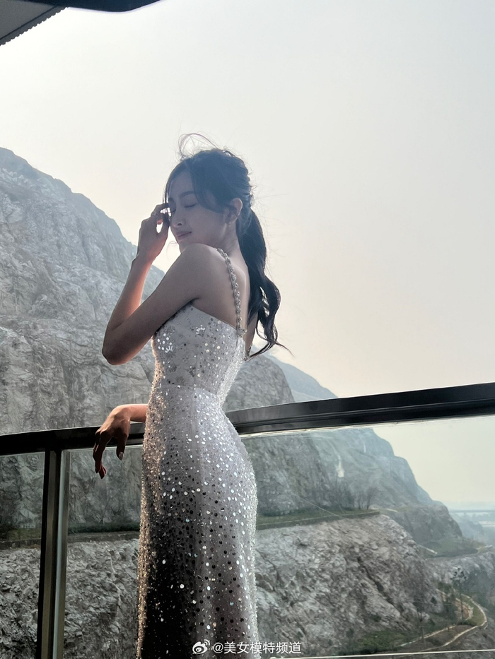 吴宣仪分享活动造型美照白色亮片吊带裙秀身材曲线