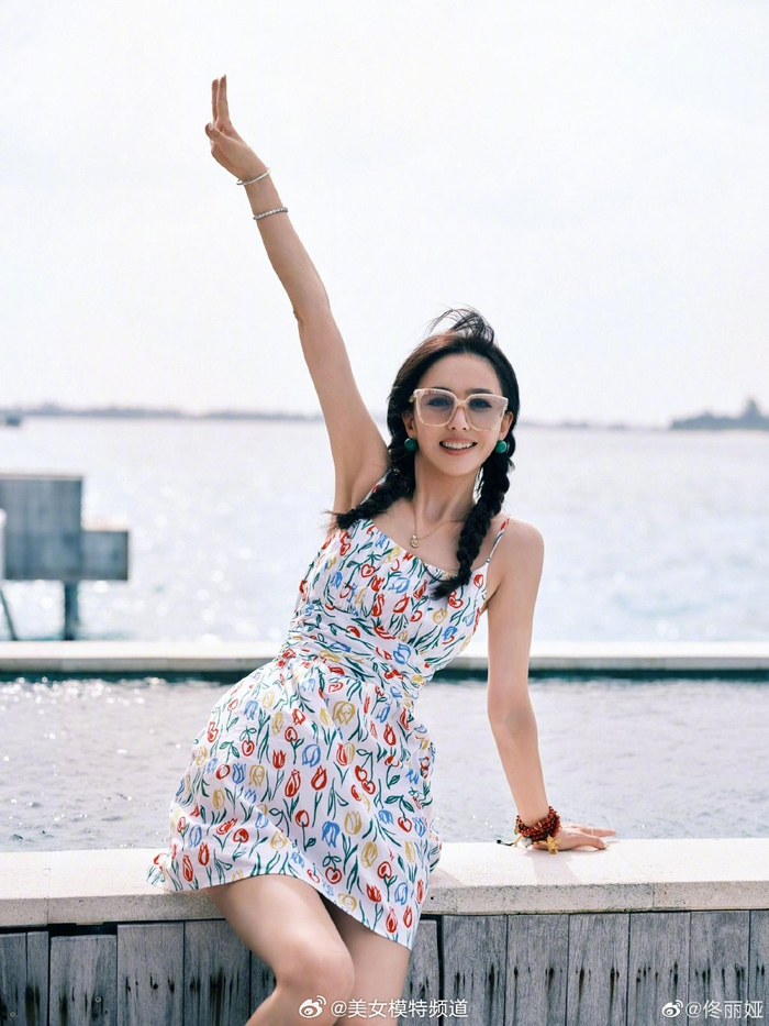 佟丽娅晒海边双麻花辫写真穿碎花短裙嬉闹俏皮可爱