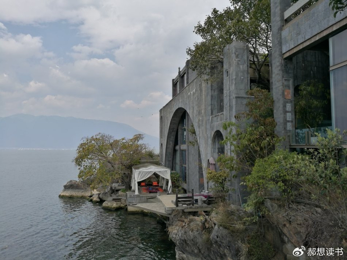 杨丽萍回应3000万月亮宫被封一事为造谣,此豪宅曾多次遭当地居民举报