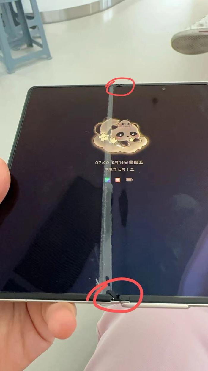 “修不起”的折叠屏：俩荣耀手机一个月掉链子，小米漏液维修6千