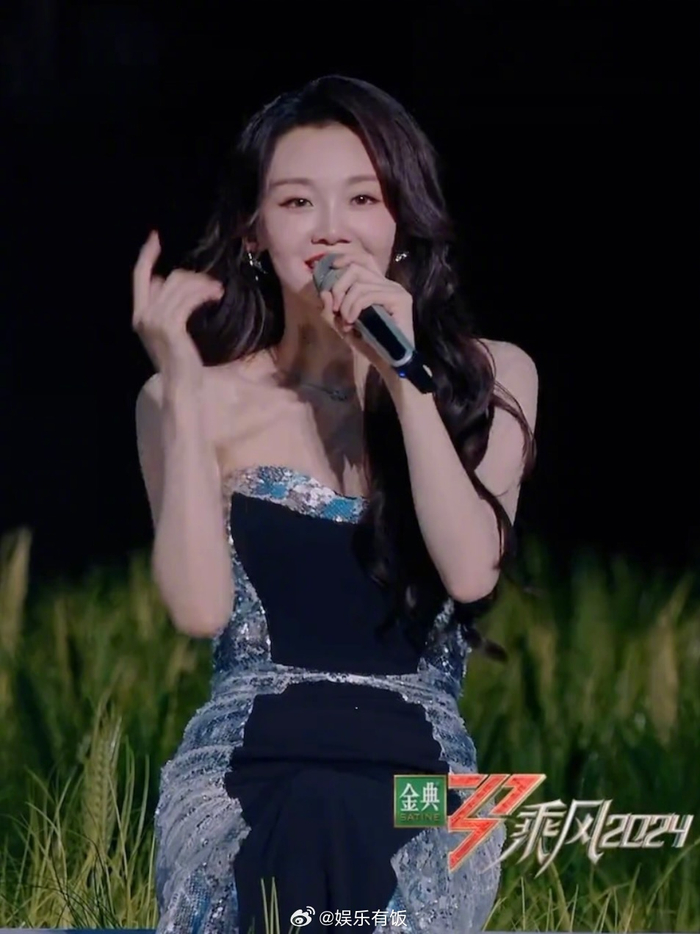 官宣参加乘风2024官宣海报上苗苗身着黑银礼服长裙尽展优雅身姿