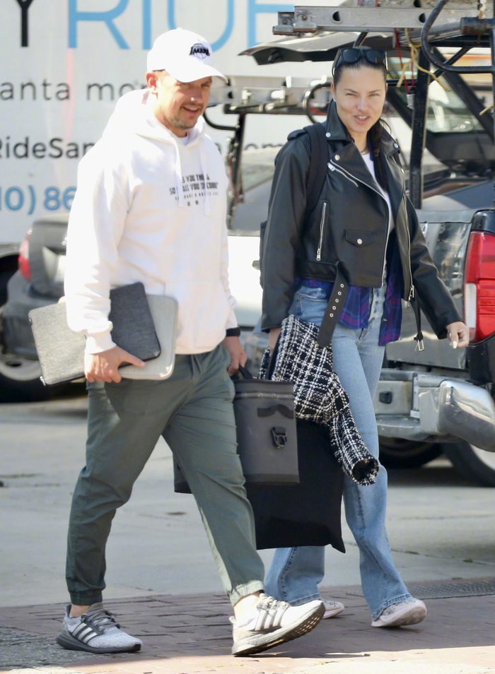 当地时间4月3日利马adrianalima和男友在洛杉矶外出被拍看腿