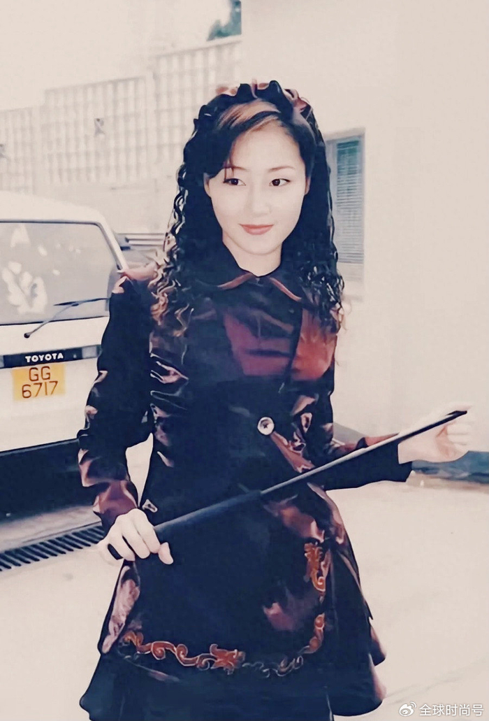 香港第一美腿万绮雯,嫁编剧闪婚丁克却幸福,皮肤光亮穿搭太惹眼