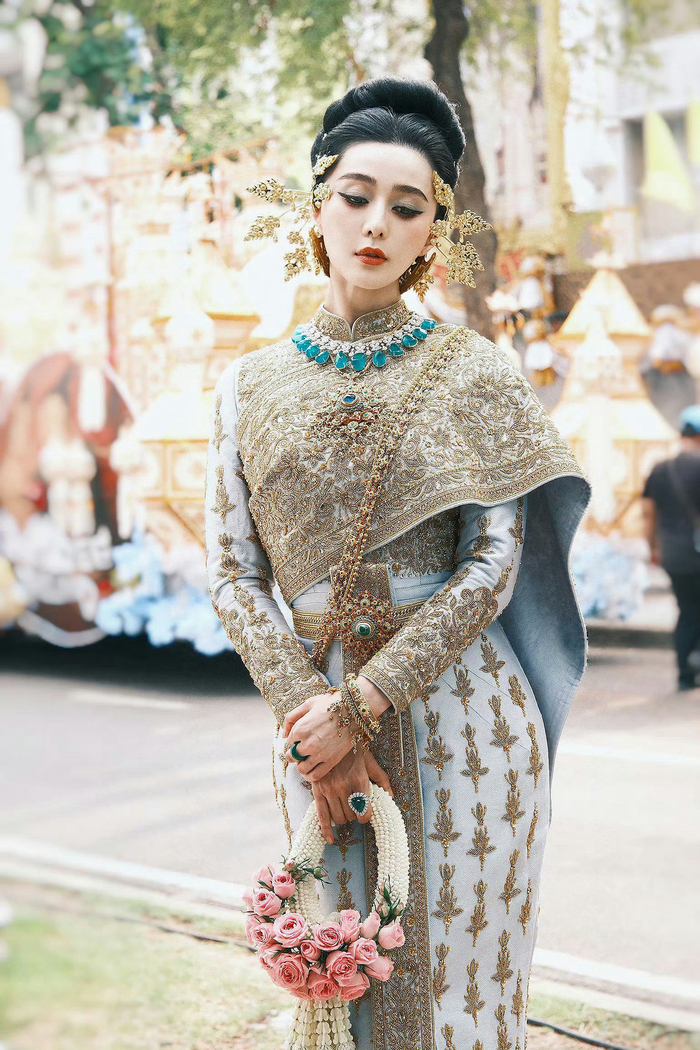 身穿华丽的泰国传统服饰亮相泰国超级宋干节世界泼水节的