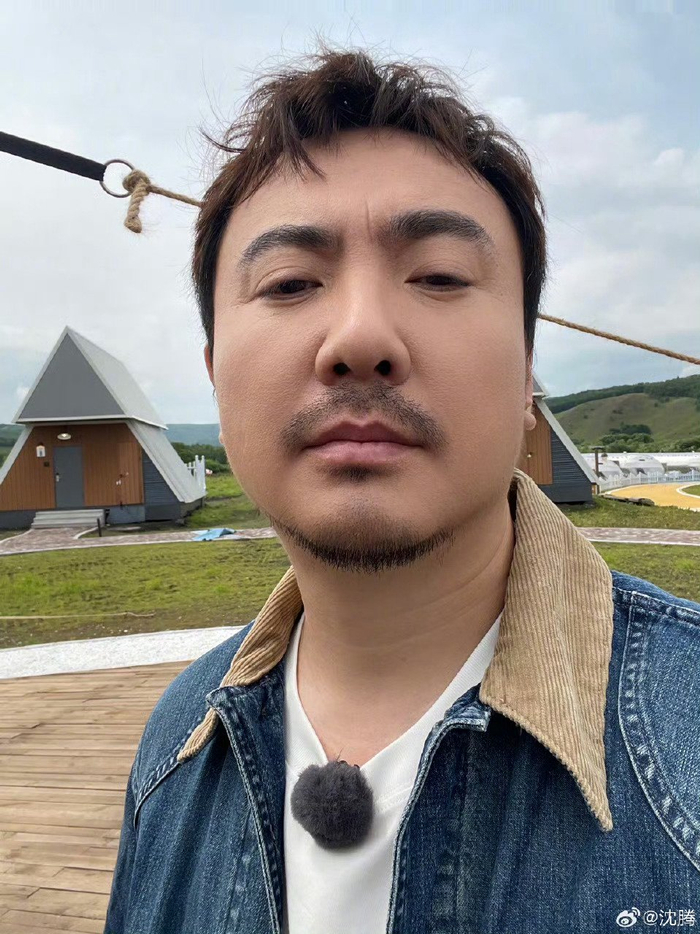 哈妮克孜和沈腾在现在就出发中晒和对方的拍立得合照