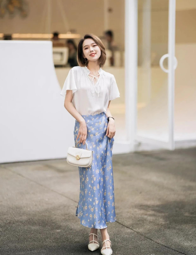 讲真,中年女人想要穿出年轻活力感,t恤搭配百褶裙就够,优雅又减龄