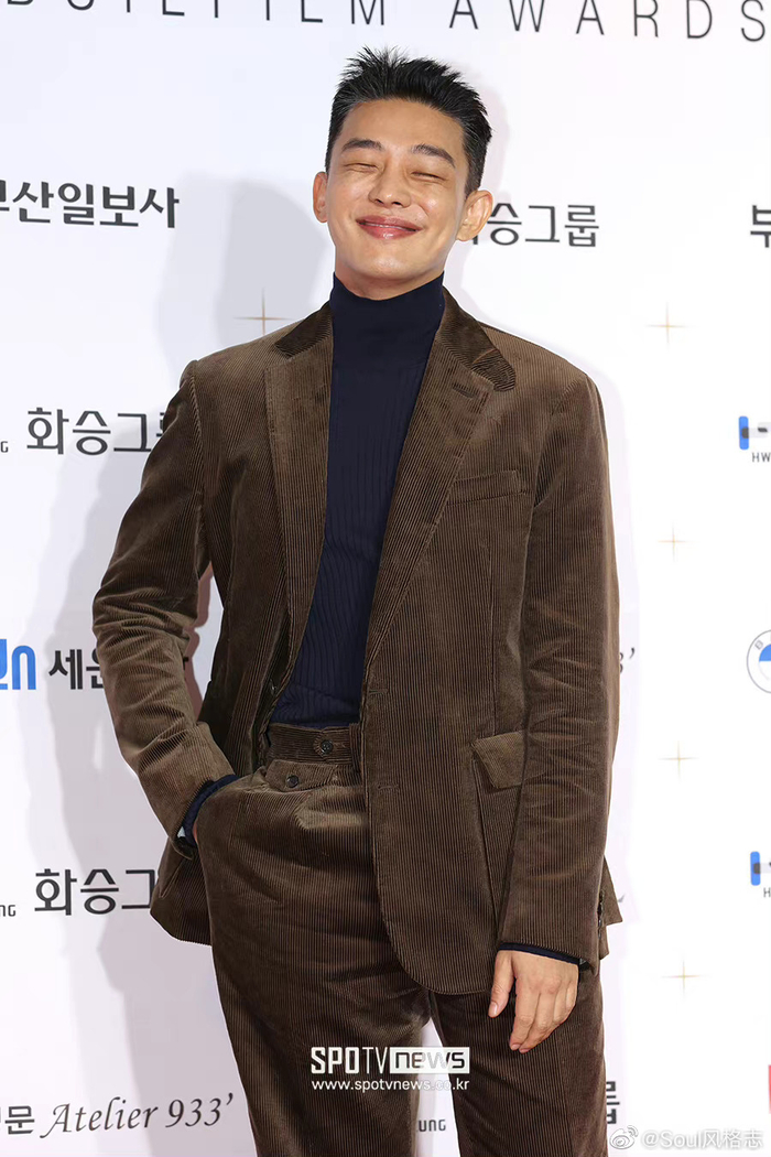 出席第31届釜日电影奖的刘亚仁 一身棕色系西装套装尽显帅气!