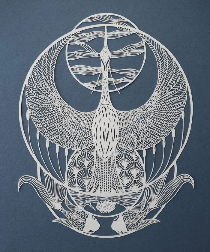 她的剪纸复杂到了极致,细致如发丝,看得人大气都不敢喘