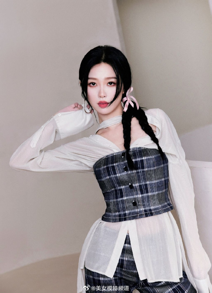 虞书欣穿露脐修身装展示瘦身成果甜美不失小性感