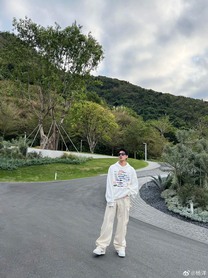 杨洋近日状态好好,三亚出游随拍照男大风十足……|杨洋_新浪新闻