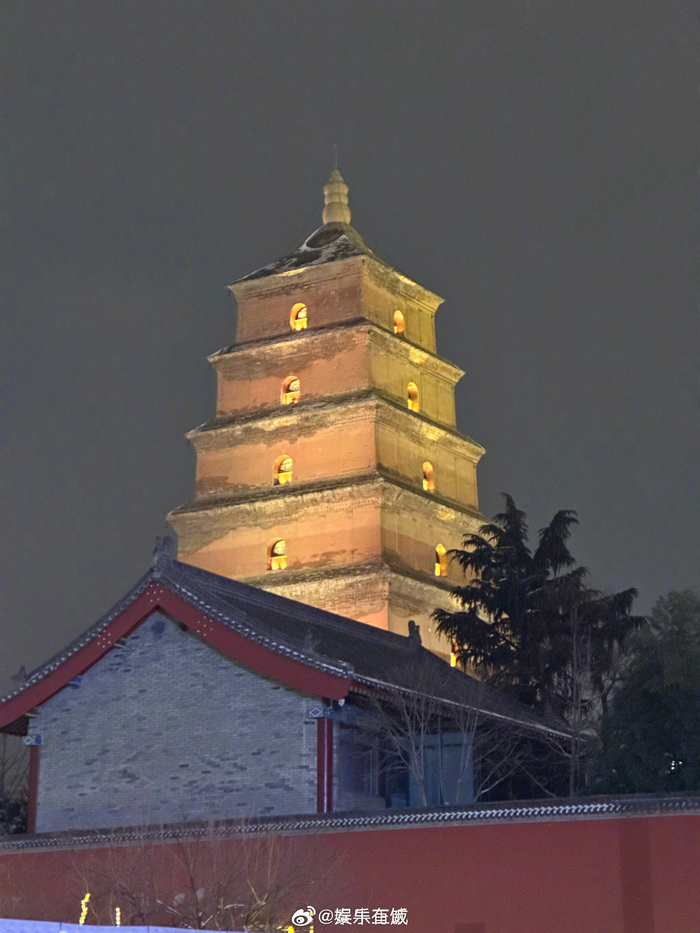 近日晒出与未婚夫合照在大雪纷飞的长安