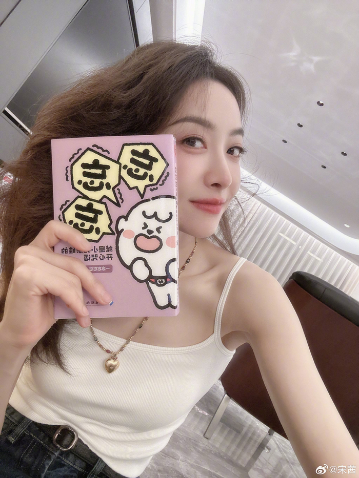 宋茜晒最新营业照,居家女友风好温柔,美女这发量隔着屏幕狠狠羡慕住了