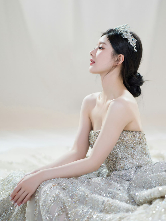 赵露思今晚的造型太漂亮了,钻石礼服搭配王冠
