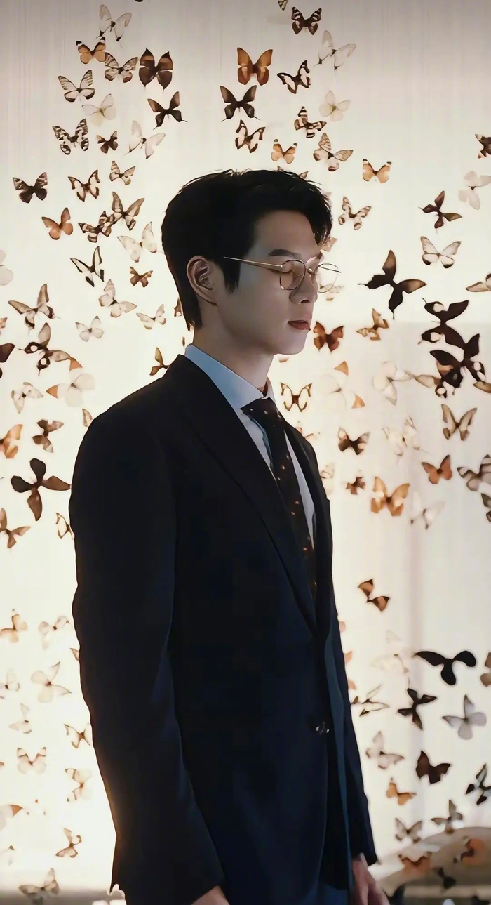 今日,魏大勋扫楼,身着黑色衬衫,高大帅气亮相……__财经头条