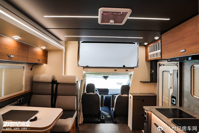 体现了江铃旅居房车的设计理念和品牌风格,淡雅温馨的配色充满高级