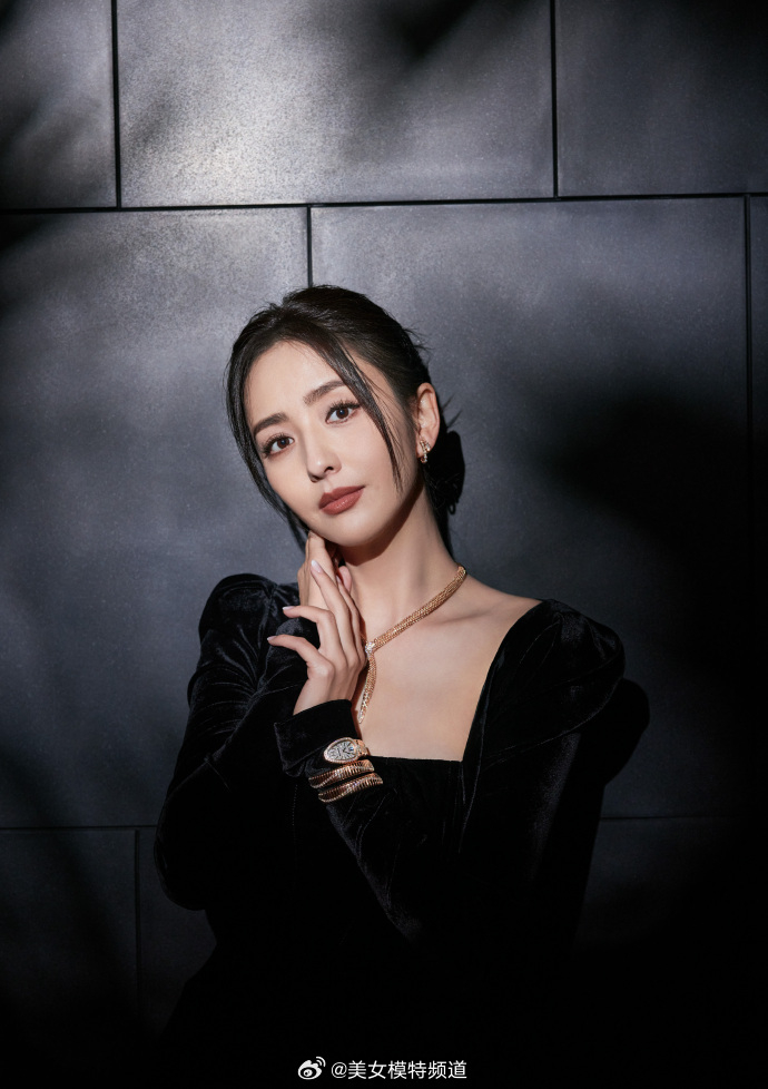 佟丽娅一身黑色丝绒长裙优雅高贵 雨中撑伞显清冷气质