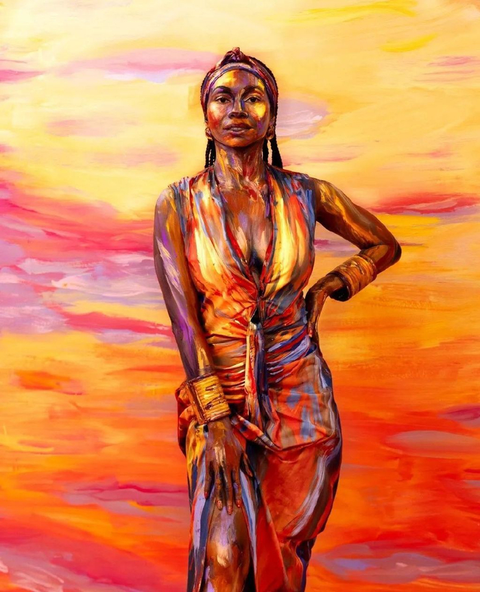 人体彩绘画家又搞事情,把模特推上街头,引起众人围观|彩绘|米德|画作