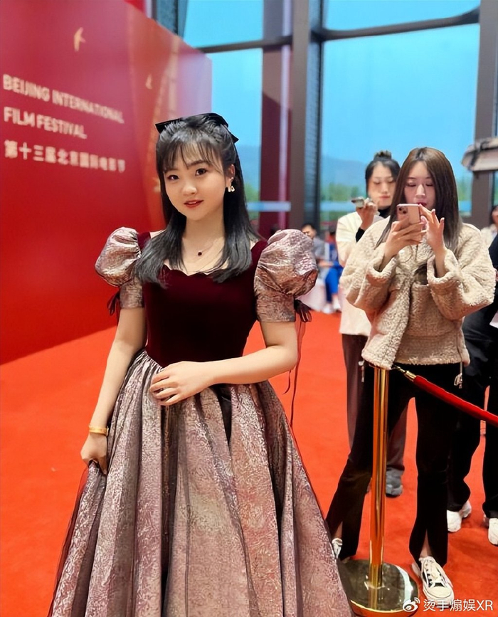 24岁林妙可参加婚礼被指打扮土气无滤镜照身材太胖吓坏网友