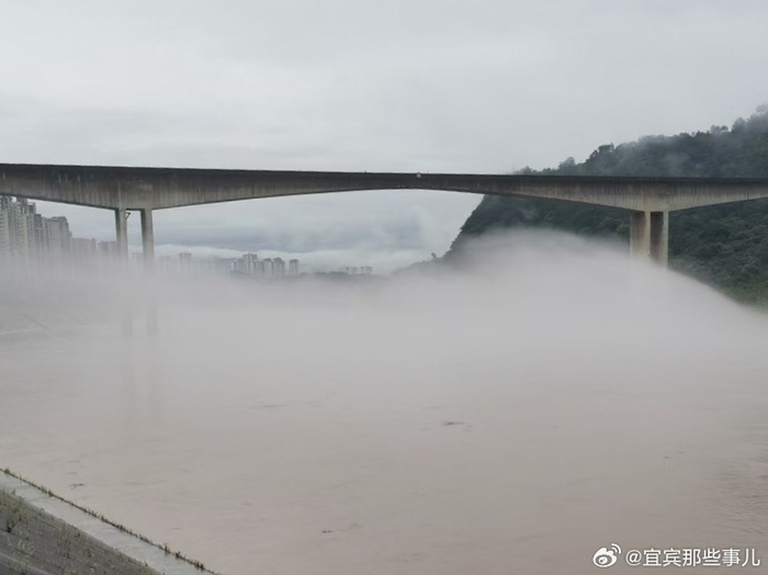 清晨,在宜宾叙州区柏溪街道金沙江上,悄然拉开了一场超乎寻常的视觉