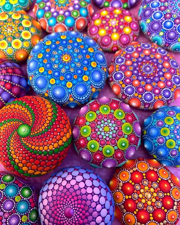 她石头上画了数百个圆点,不是观众晕,就是画家晕